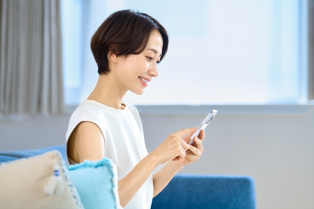 スマホを持つ女性